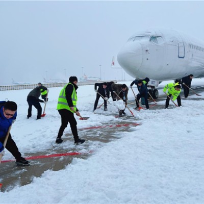 东航人浴“雪”奋战，护航春运回家路